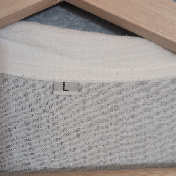 🎵 Embroidered Top 🎵 - Picture 2 of 5